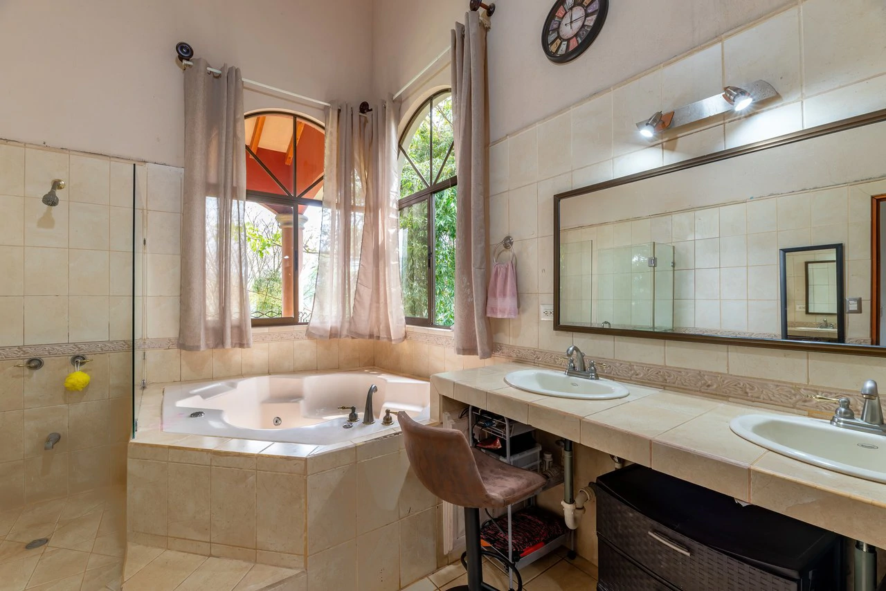 Spacious 5-Bedroom Colonial Home with 4 Bathrooms | La Bonita, Rivas - Gallery image 8