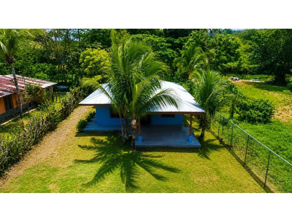 House in Quebrada Amarilla with Lush Garden and Patio