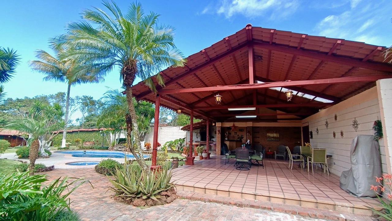 Beautiful investment property with cabins, house and apartments - Gallery image 14