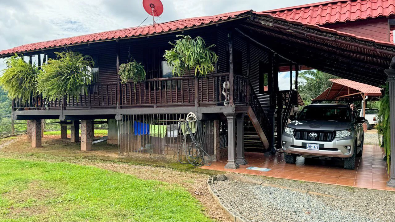 Charming Hardwood Cabin with Fruit Garden Near San Isidro - Gallery image 13
