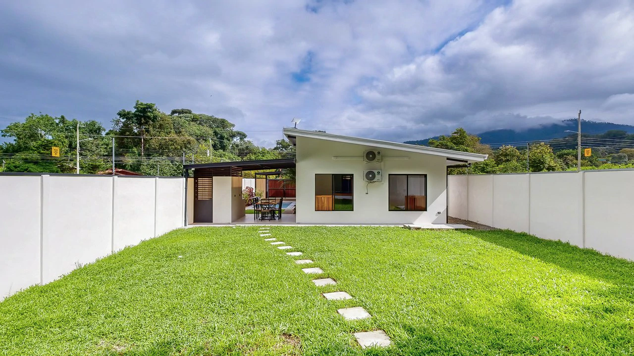 Brand New 3 bed, 2 Bath Home with creek and Jungle views. - Gallery image 20