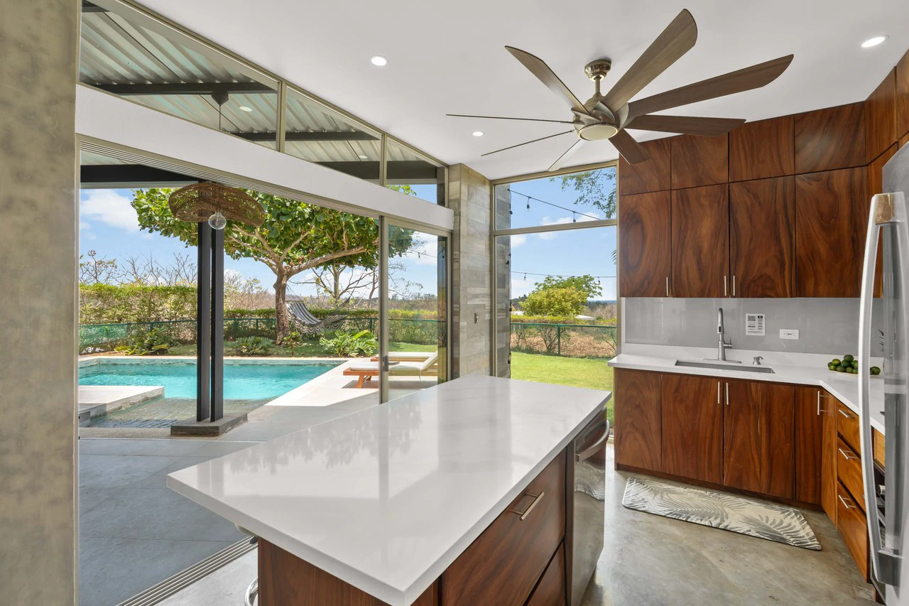 Casa Hijau: Modern Ocean-View Surf Home in Marbella - Gallery image 9