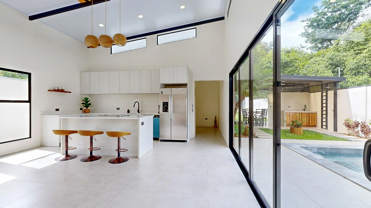 Brand New 3 bed, 2 Bath Home with creek and Jungle views. - Gallery image 6