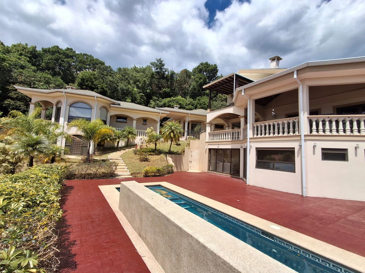 Magnificent mansion: Luxury Home + Pool, 3 Villas + Views! - Gallery image 3