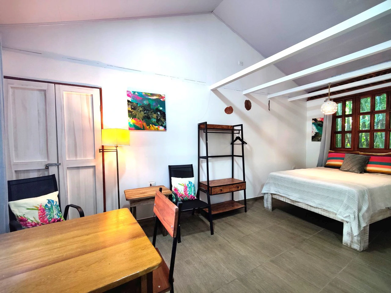 Charming 6 Bd/5 Ba Multi-Unit Rental Property - A Versatile Investment Opportunity - Gallery image 2