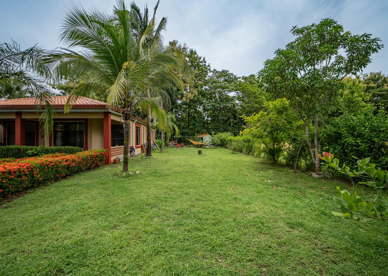 Private 3-Bedroom Home on a Double Lot Minutes from Sámara Beach - photo 8