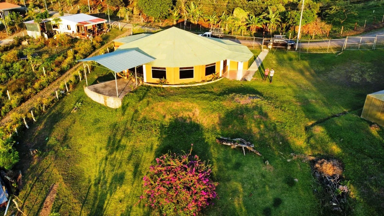 10.350 m2 Lakefront Property on Lake Arenal: Lakefront - 200 m2 bungalow with 10,350 m2 private land (building land) on Lake Arenal - Gallery image 5