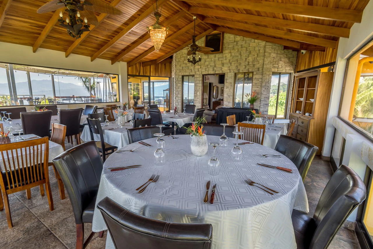 BARONS RESORT BOUTIQUE HOTEL: HOTEL BAR & RESTAURANT - Gallery image 15