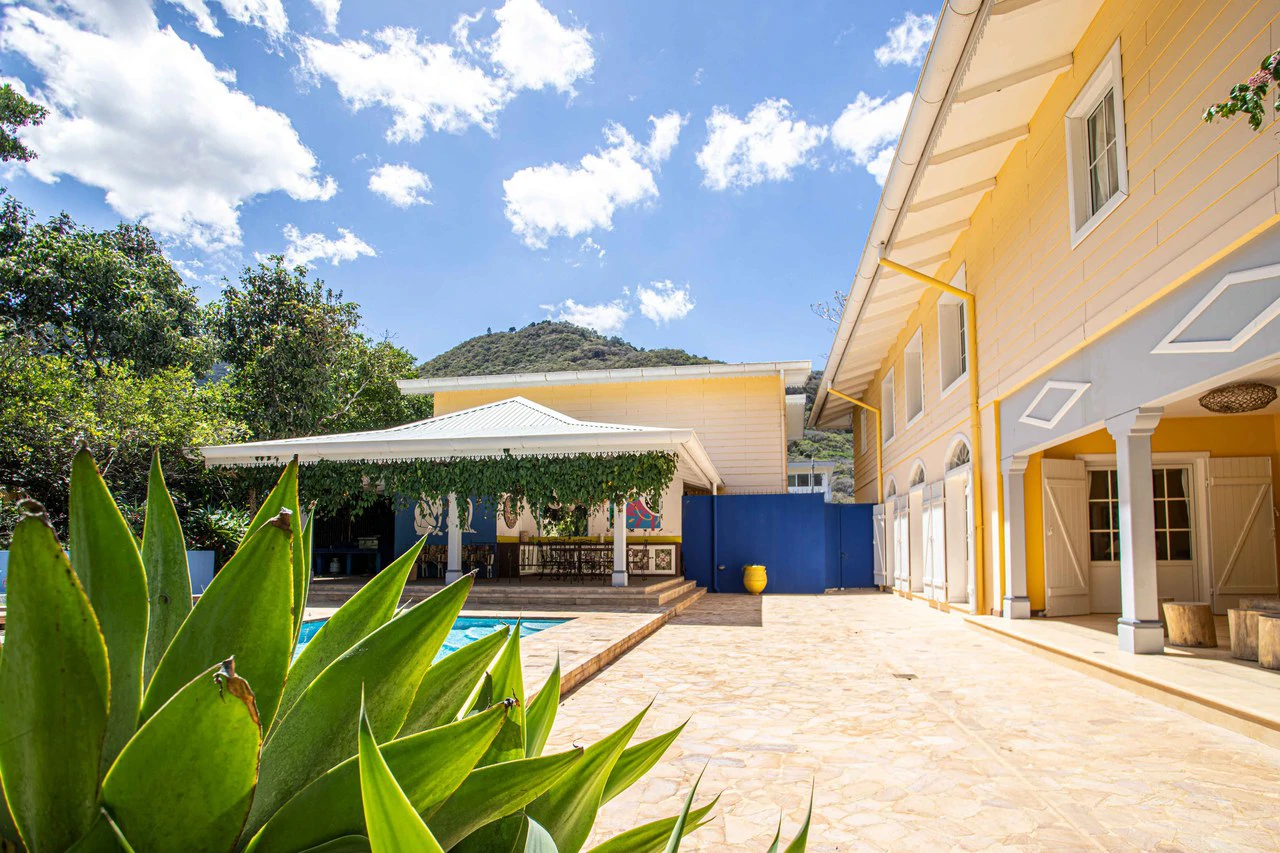 LUXURY PROPERTY HOUSE AND 5 APARTMENT SANTA ANA: Incredible property to live or invest. Ideal for single space. . This beautiful property measures 4857 m2 of lot with a street front of 23m2 and 432 m2 - Gallery image 40