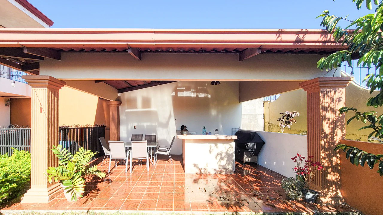 Exclusive property in condominium 5 minutes from the Center of Grecia - Gallery image 8