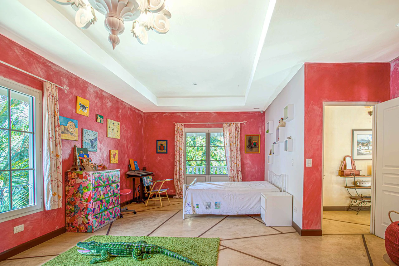 LUXURY PROPERTY HOUSE AND 5 APARTMENT SANTA ANA: Incredible property to live or invest. Ideal for single space. . This beautiful property measures 4857 m2 of lot with a street front of 23m2 and 432 m2 - Gallery image 30