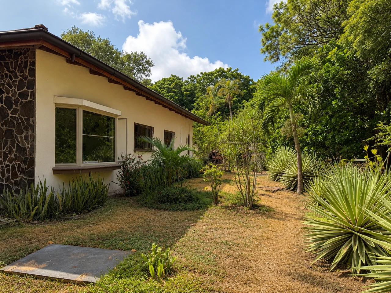 Liberia Luxury Nature Retreat: Exclusive Luxury Estate for Sale in Liberia Guanacaste with Natural Creek and Tourism Potential - Gallery image 5
