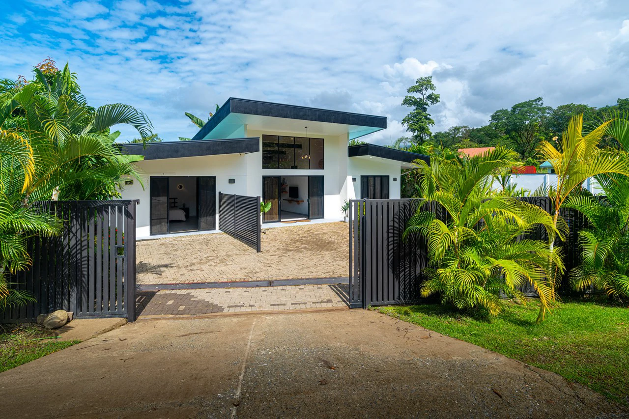 Modern 3 Bedroom Home - Walking distance to it all! - Gallery image 10