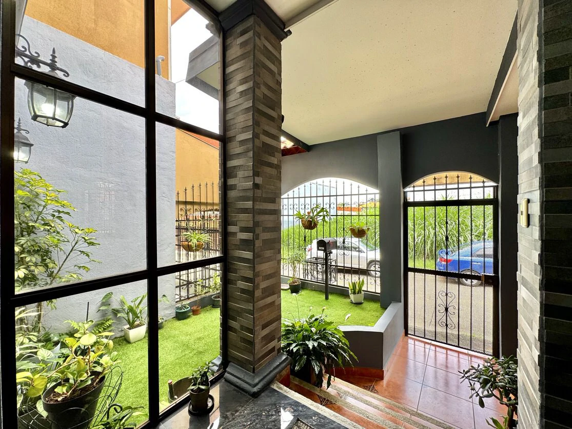 Residencial Los Crotos: Spacious 100% Concrete Home for Sale San Pablo de Heredia - Gallery image 23