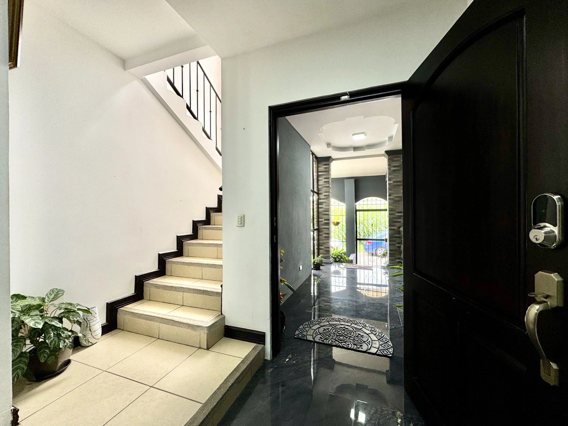Residencial Los Crotos: Spacious 100% Concrete Home for Sale San Pablo de Heredia - Gallery image 10