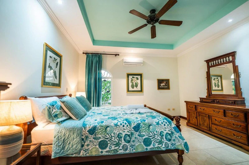 Amazing Casa Grande: Enormous Home with Pool near the Beach in a highly sought after Community! - Gallery image 20