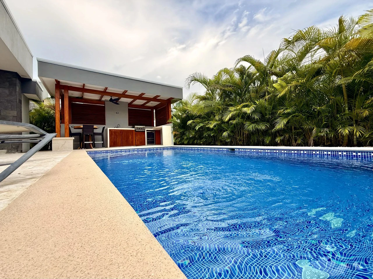 Brisas 87: Furnished Pool Home Near the Beach in Los Delfines