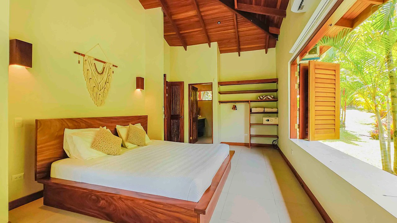 ID 498 - 3 Bd/3Ba w/Pool on 21,000m2 Lot, Punta Uva: Hilltop Estate with Expansive Outdoor Living, Infinity Pool, and Solar Power on 2.1 Hectares of Titled Land - Gallery image 21