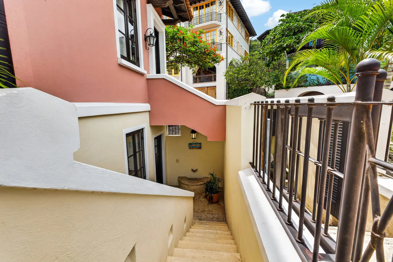 16 Avenida La Antigua: Renovated Turn- Key Living in the Heart of Las Catalinas - Gallery image 24