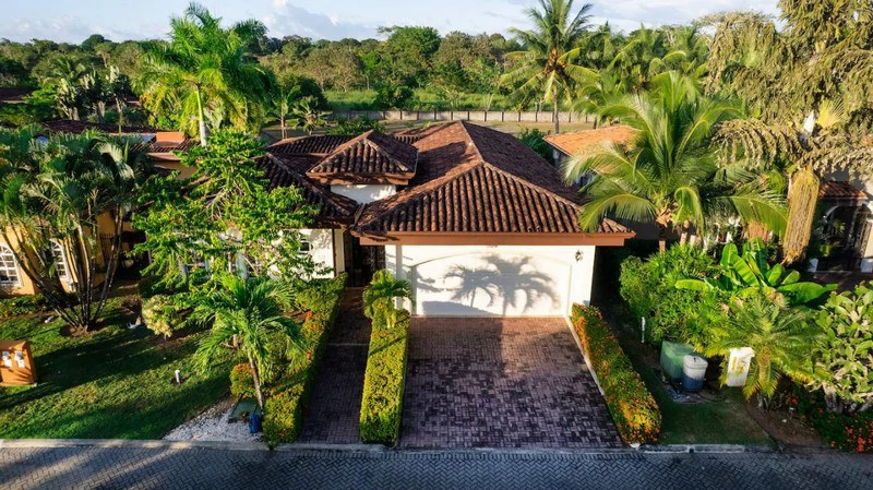Amazing Casa Grande: Enormous Home with Pool near the Beach in a highly sought after Community! - Gallery image 2