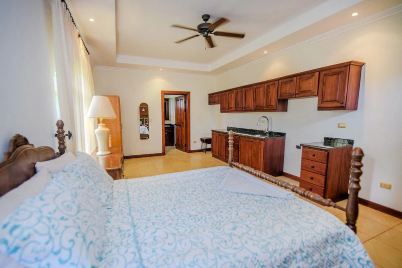 Amazing Casa Grande: Enormous Home with Pool near the Beach in a highly sought after Community! - Gallery image 25