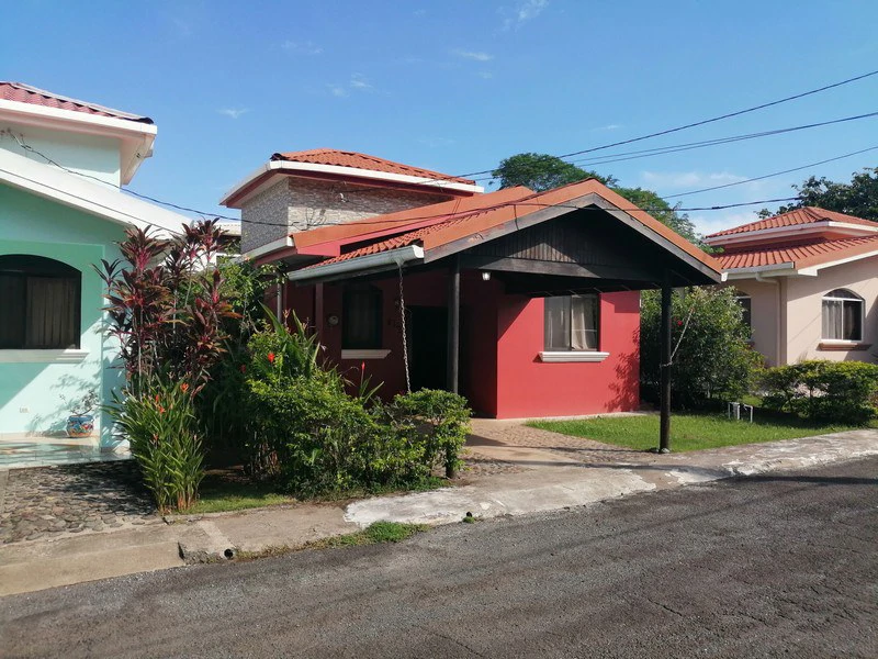 Beautiful Casa Roja in Esterillos, less than 300m to the beach!