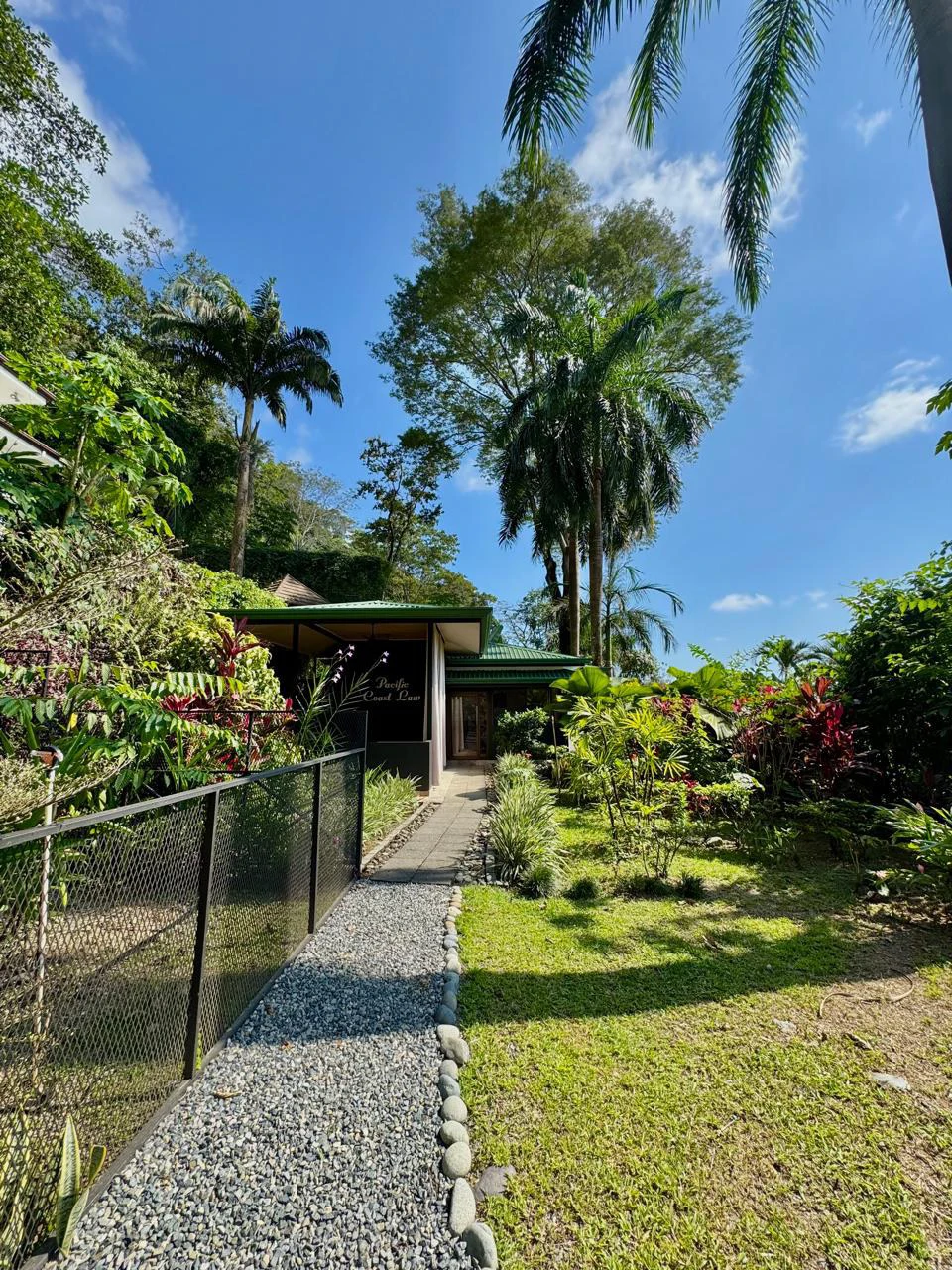 1.42 ACRES – 4 Bedrooms 2 Story Ocean-View Home With 2 Bedroom Guest House In Premium Beach Community, Walk to the Beach! - Gallery image 46