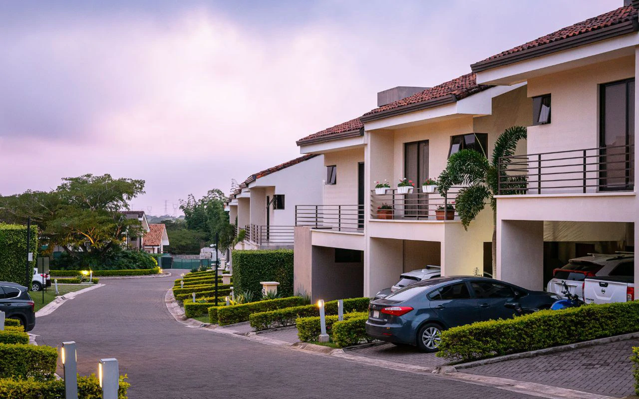 J -10: Gorgeous House for sale with 4 bedrooms and 2 parking spaces in Santa Ana, Costa Rica