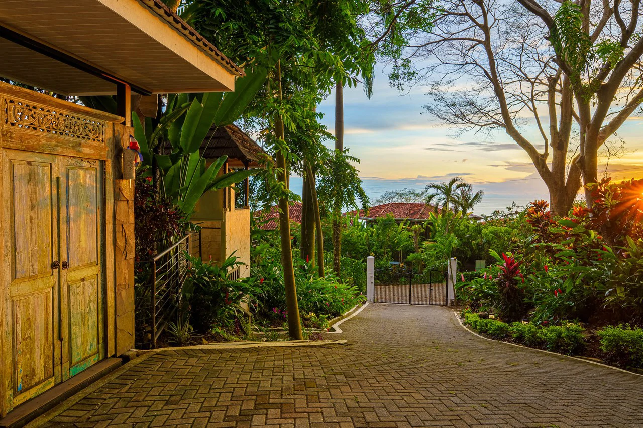 1.42 ACRES – 4 Bedrooms 2 Story Ocean-View Home With 2 Bedroom Guest House In Premium Beach Community, Walk to the Beach! - Gallery image 7