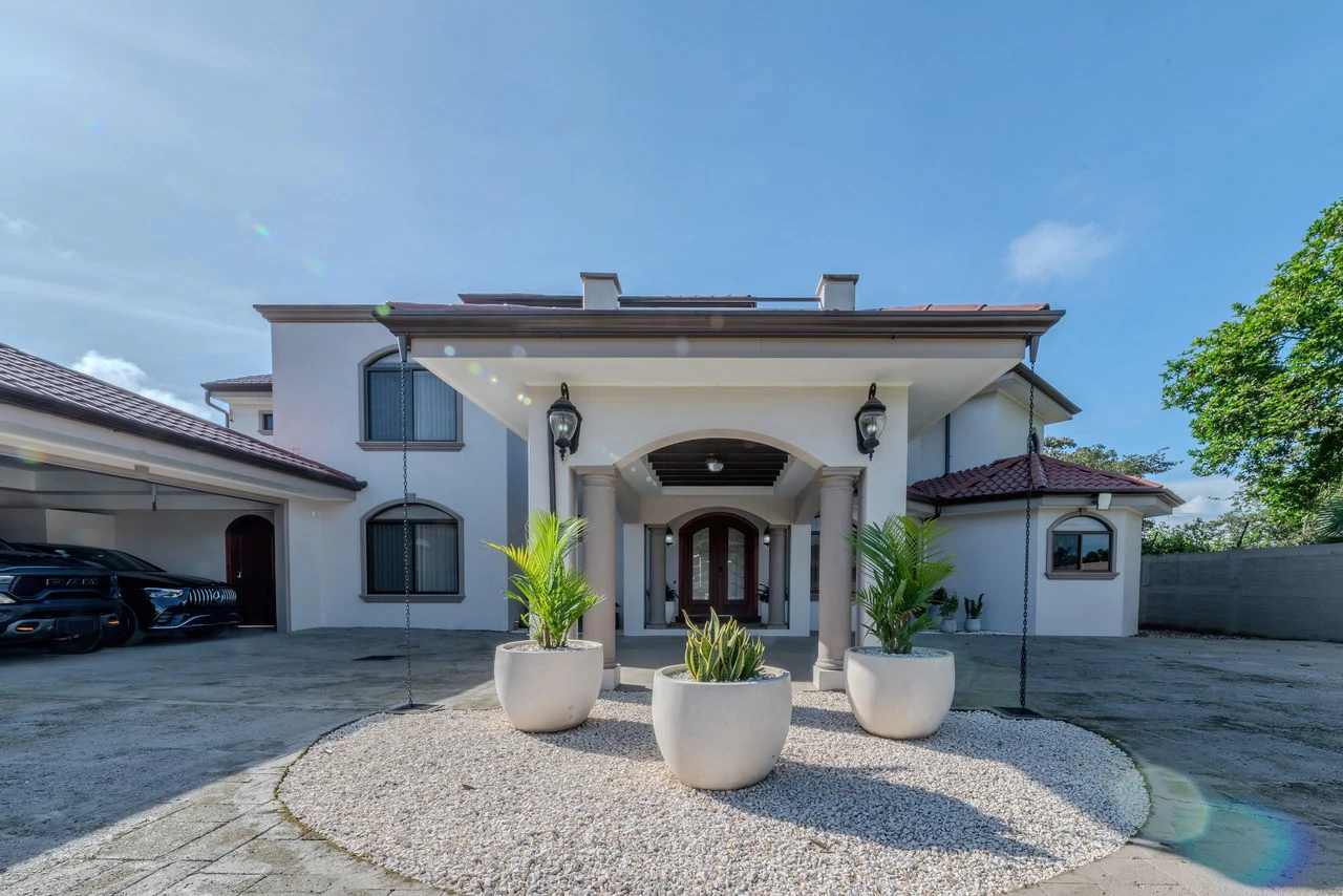 Luxury Home with Pool, Bar Area & Resort-Level Amenities | 6 br, 4.5 ba in Perez Zeledon - Gallery image 29