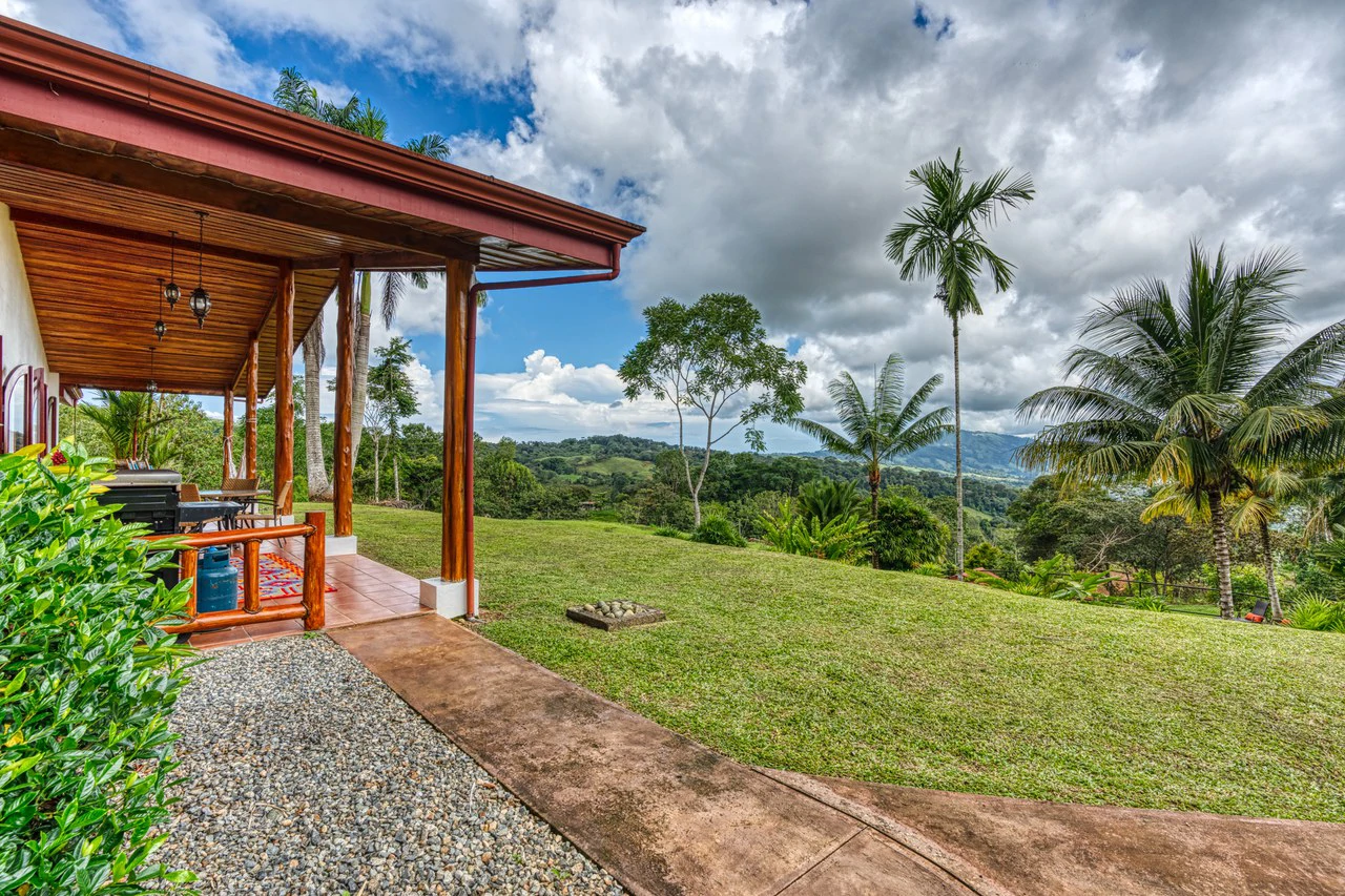 5 Bedroom Mountain Retreat Minutes from the Beach Platanillo Costa Rica - Gallery image 11