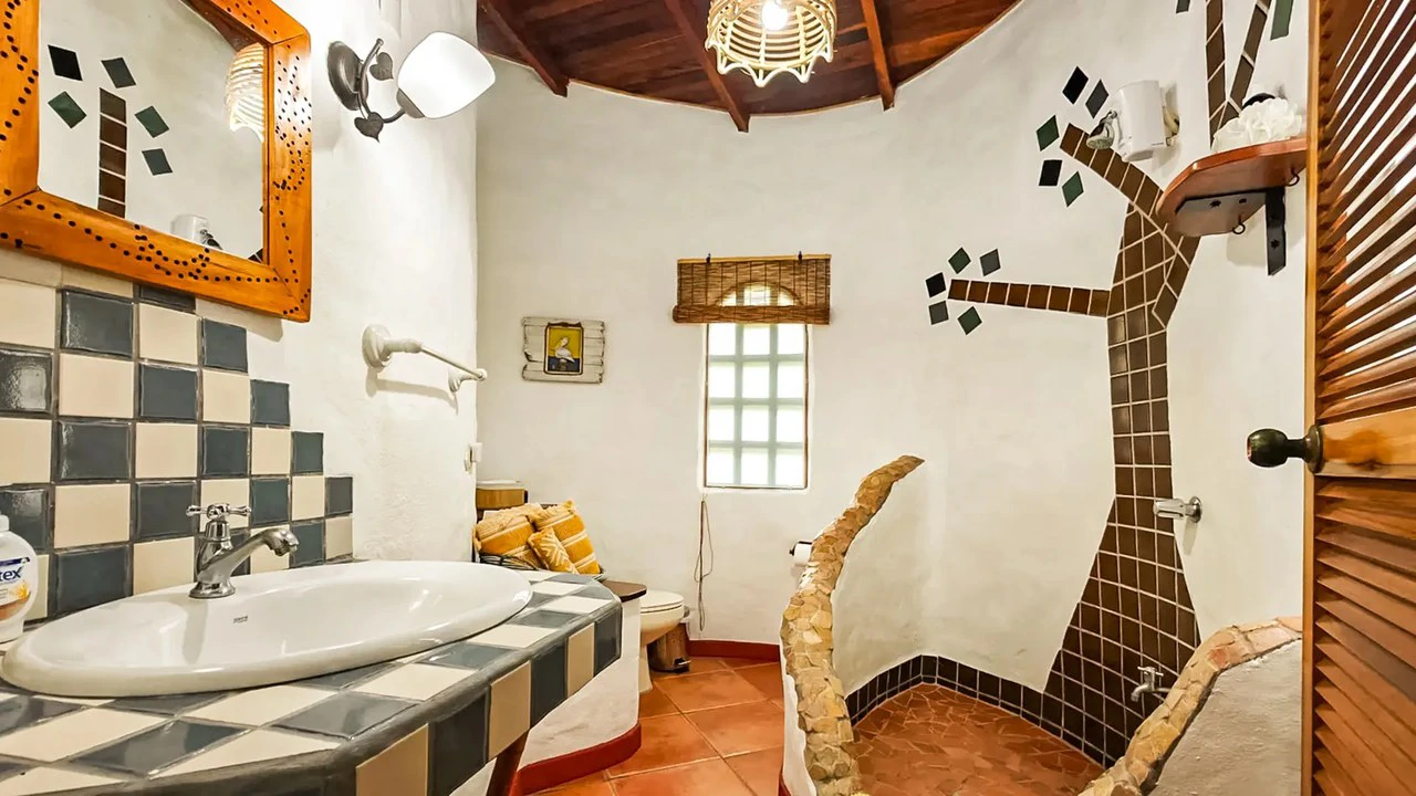 ID 956: Turnkey Entertainment Home with Pool on Titled 1,443m² Lot in Playa Chiquita - Gallery image 28