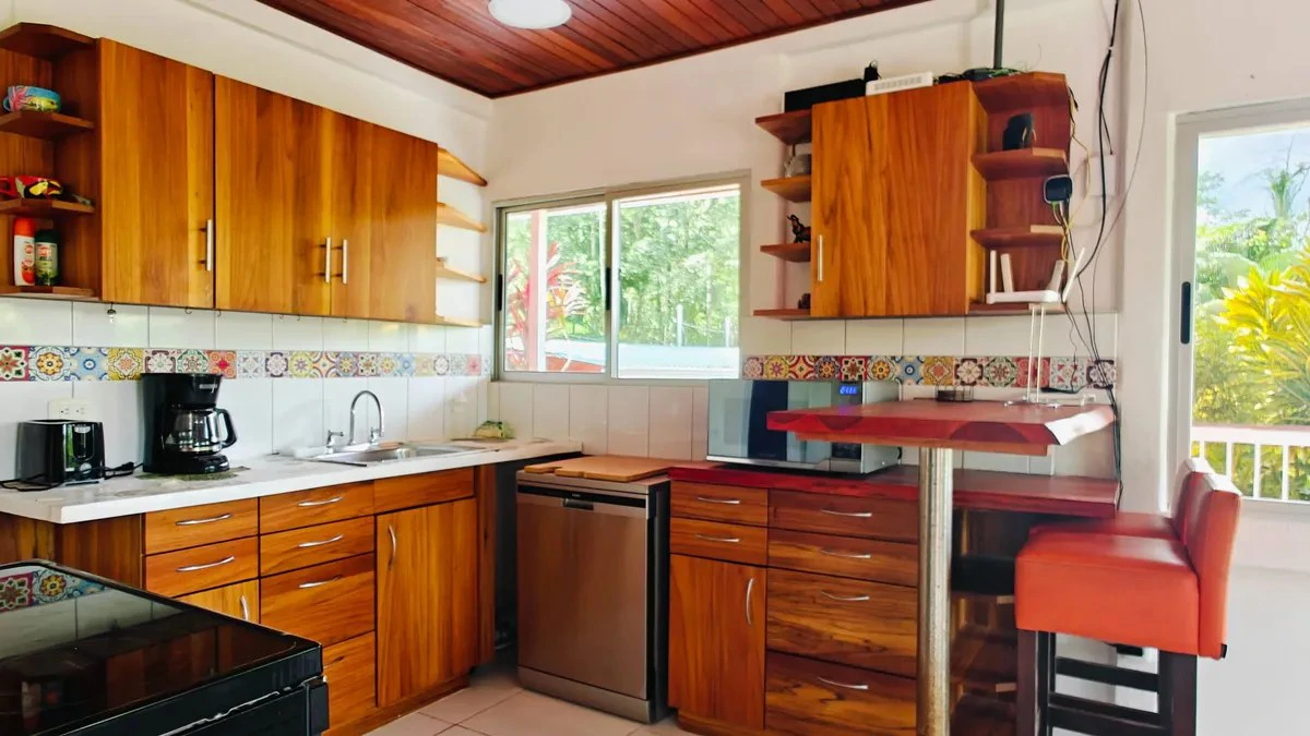 ID 888: 4 Bd/3 Ba Multi-Unit Home Near Puerto Viejo with Rental Potential - Gallery image 12