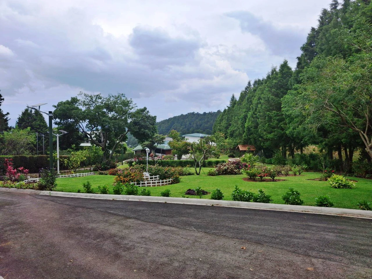 Home...Airbnb...or Hotel? Gorgeous Flat Lot Tucked Away in Nature! - Gallery image 3