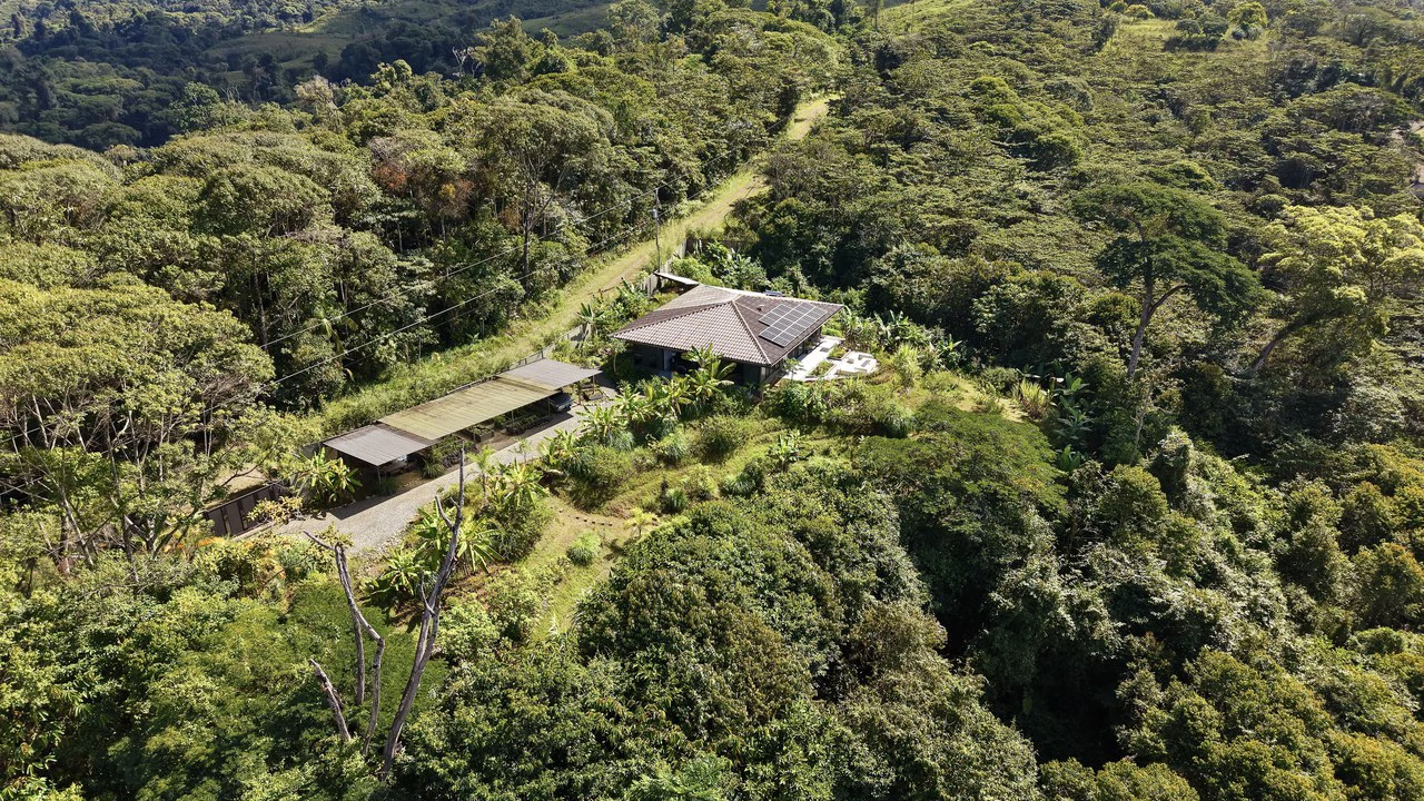 Mountain and Countryside House For Sale in Santa Elena - Gallery image 3
