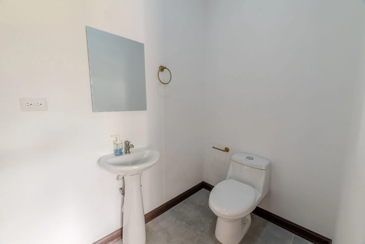 Brand New 3 Br, 2.5 Ba | Swimming Pool, High Ceilings - Gallery image 10