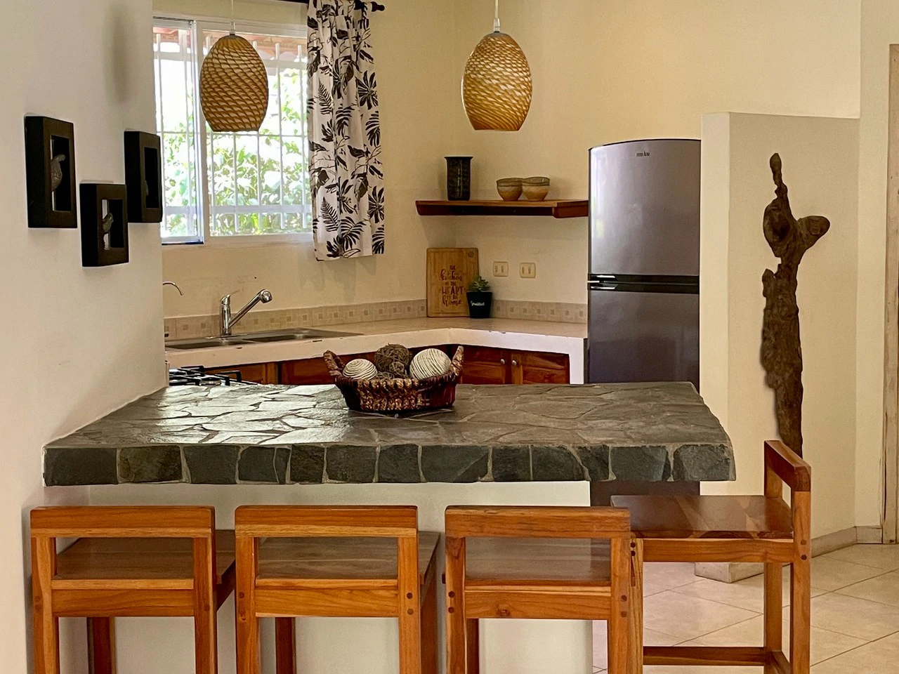 Santa Teresa 2 Bedroom House + 6 Rental Apartments: A Multi Unit Vacation Rental with Pool & Steps from the beach - Gallery image 11