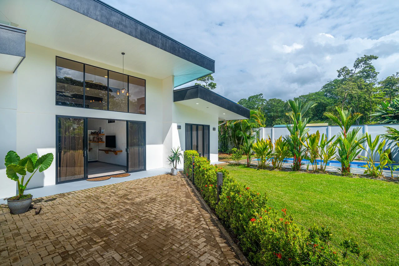 Modern 3 Bedroom Home - Walking distance to it all! - Gallery image 13