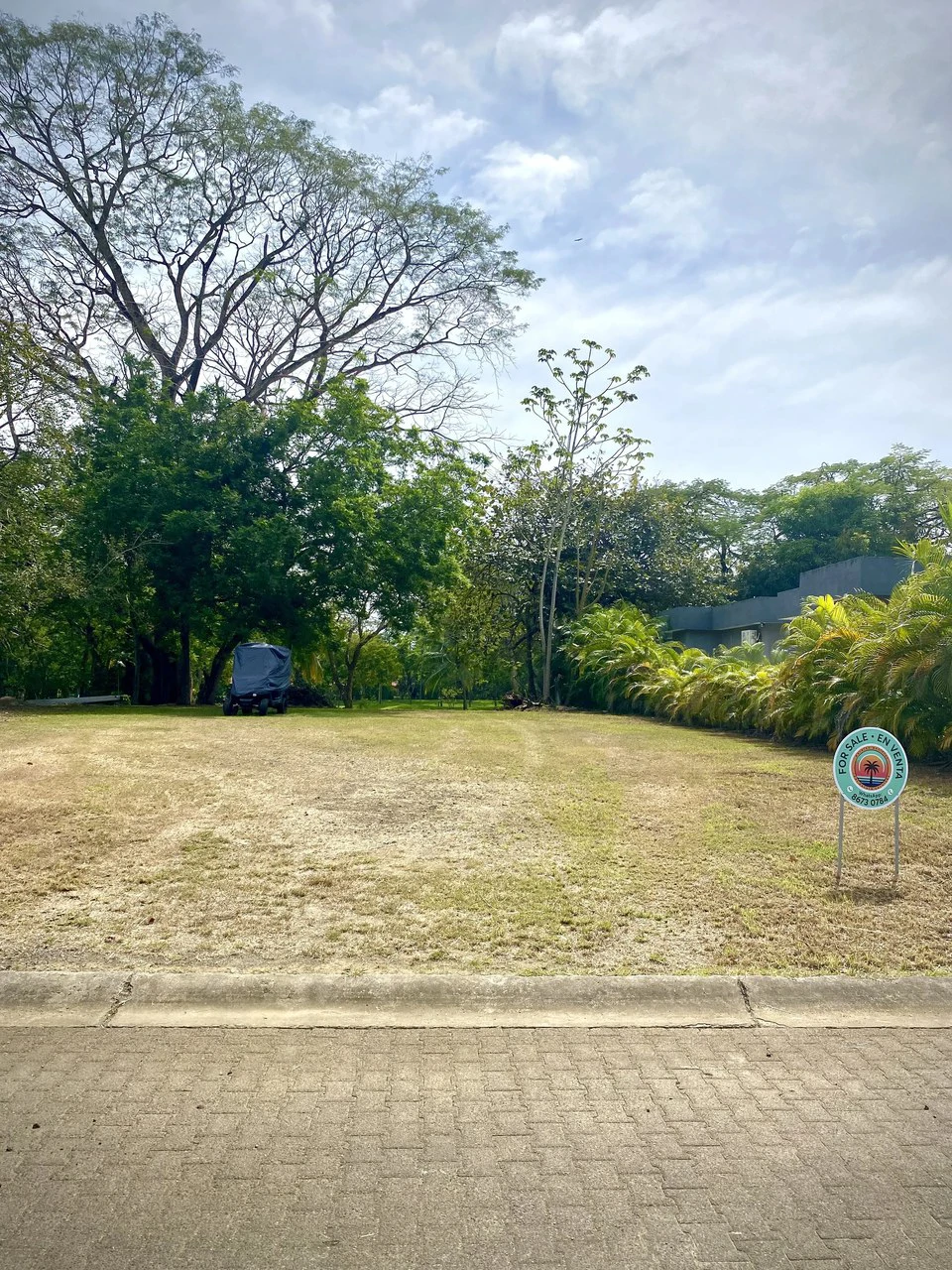 $340,000 USD Golf Garden Lot for Sale:  Build your dream home today! Gated Los Delfines Golf & Country Club Beachfront Village:  - 5 min walk to Swimming beach in Bahia Ballena on the Southern Nicoya 