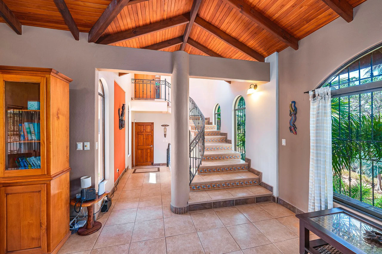 Casa Palacio: Elegant and Palatial 3BR in Gated Community - Gallery image 23