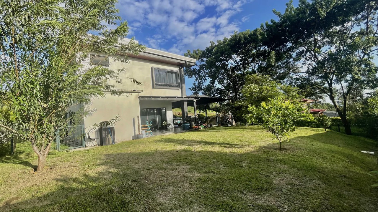Casa 40 Grecia: Modern 4-BR Country Estate in Grecia | 4-Car Covered Garage, Solar Hot Water, First-Floor Bedroom & River Trails - Gallery image 21