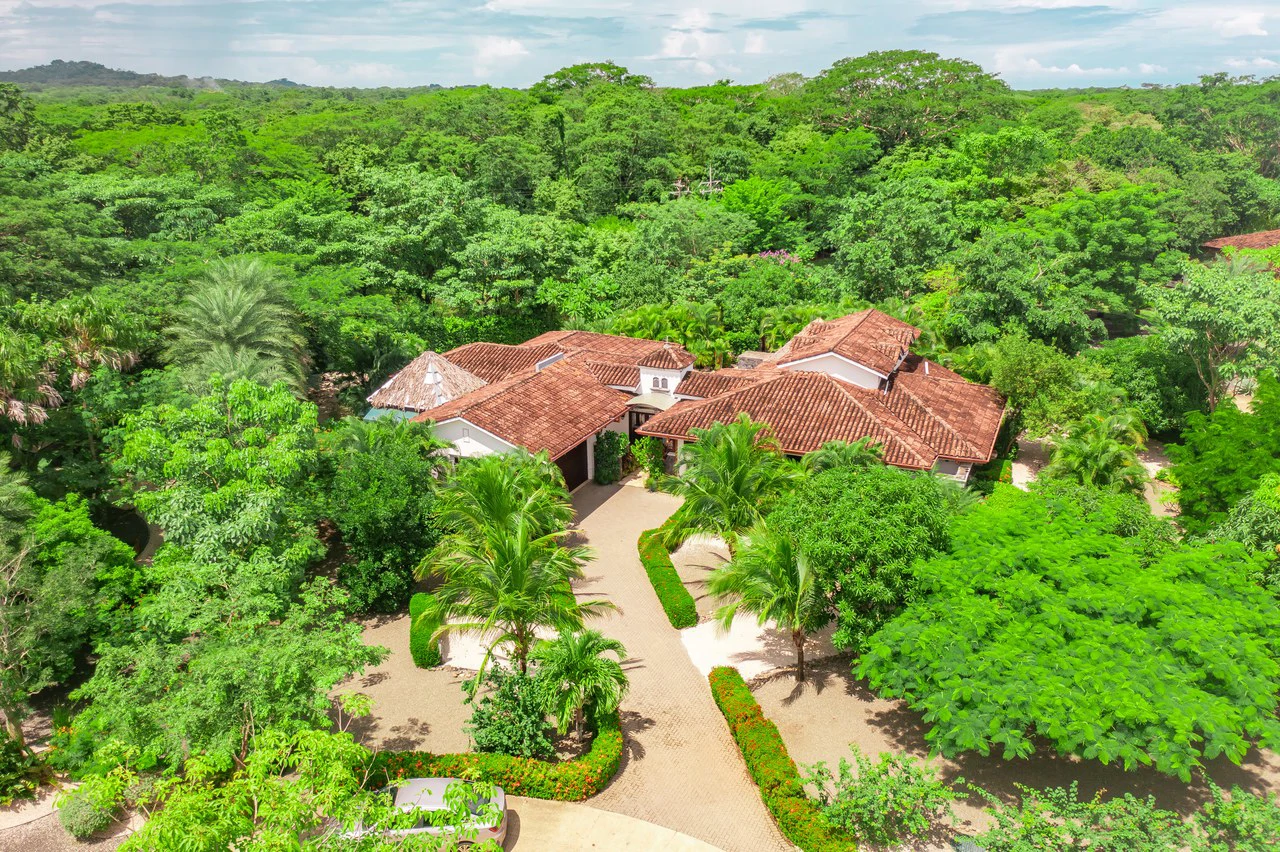 Pura Vida House: 6 bedroom 6 Bathroom Rental Juggernaut in Gated Community