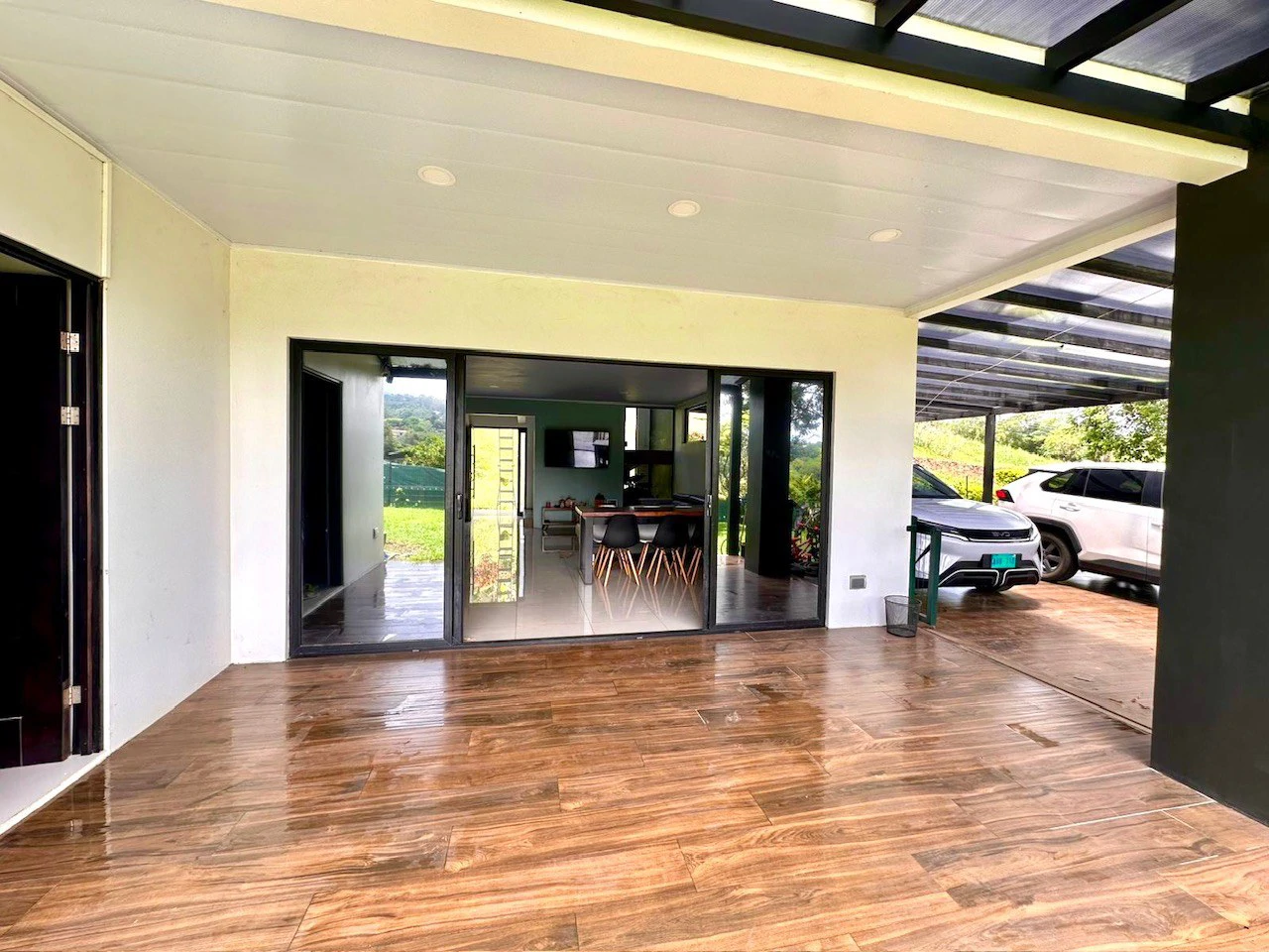 Casa 40 Grecia: Modern 4-BR Country Estate in Grecia | 4-Car Covered Garage, Solar Hot Water, First-Floor Bedroom & River Trails - Gallery image 9