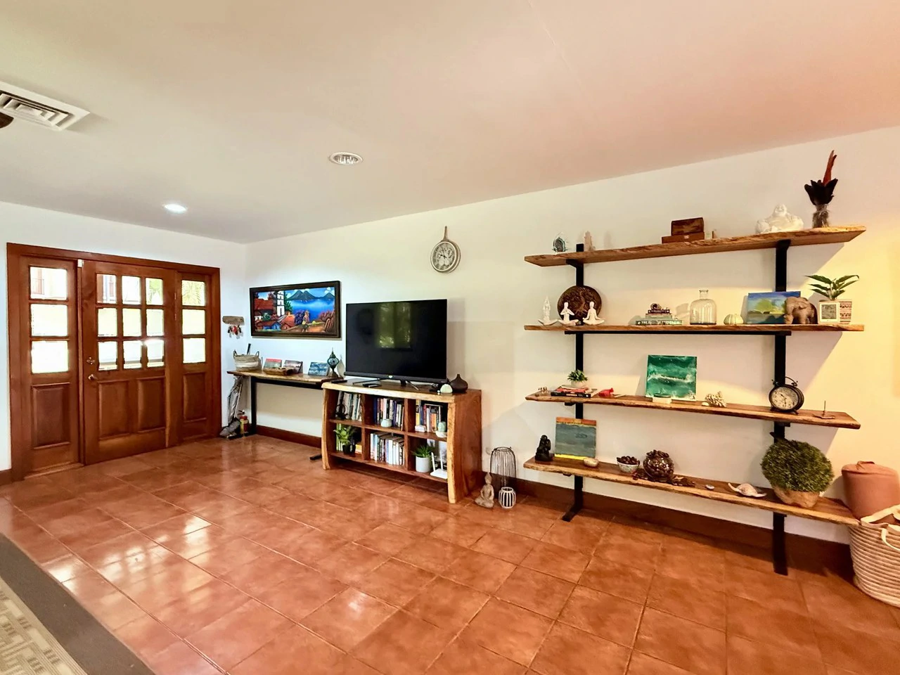 Tropical Villa 519: $629,950 USD Gated Los Delfines Golf & Country Club Beachfront Village. 5 min walk to Swimming beach in Bahia Ballena on the Southern Nicoya Penisula - Gallery image 27