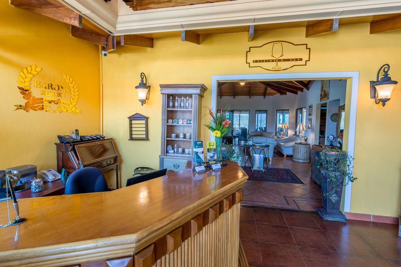 BARONS RESORT BOUTIQUE HOTEL: HOTEL BAR & RESTAURANT - Gallery image 5