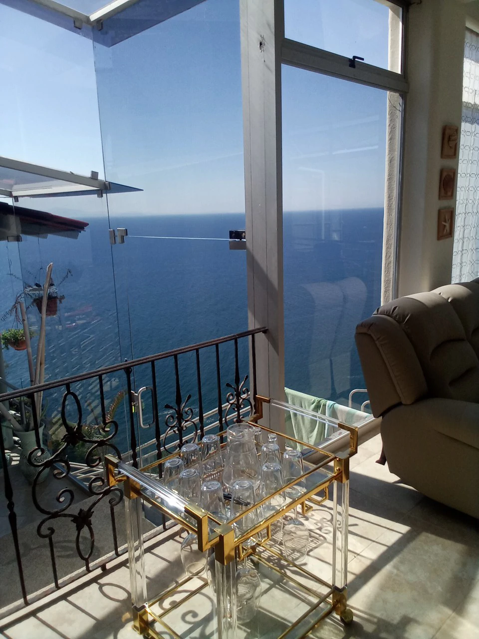 Celebrity Escape: Exquisite 4-Level Mansion with Private Infinity Pool in Altos Leona Mar! - Gallery image 6