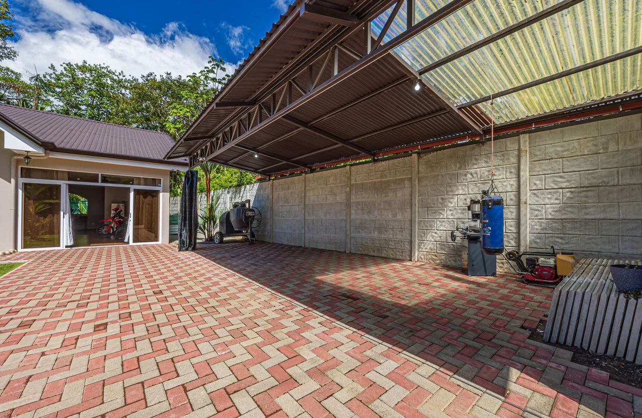 Exceptional 5-Bedroom Residence on Los Laureles Street – Prime Location & Versatile Layout - Gallery image 31