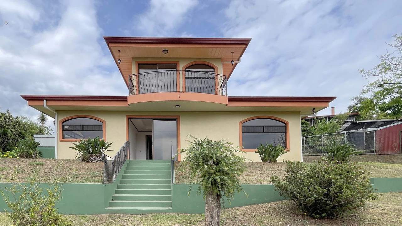 House for Sale in San Isidro, Grecia – 3,359 m² Lot with View - Gallery image 4