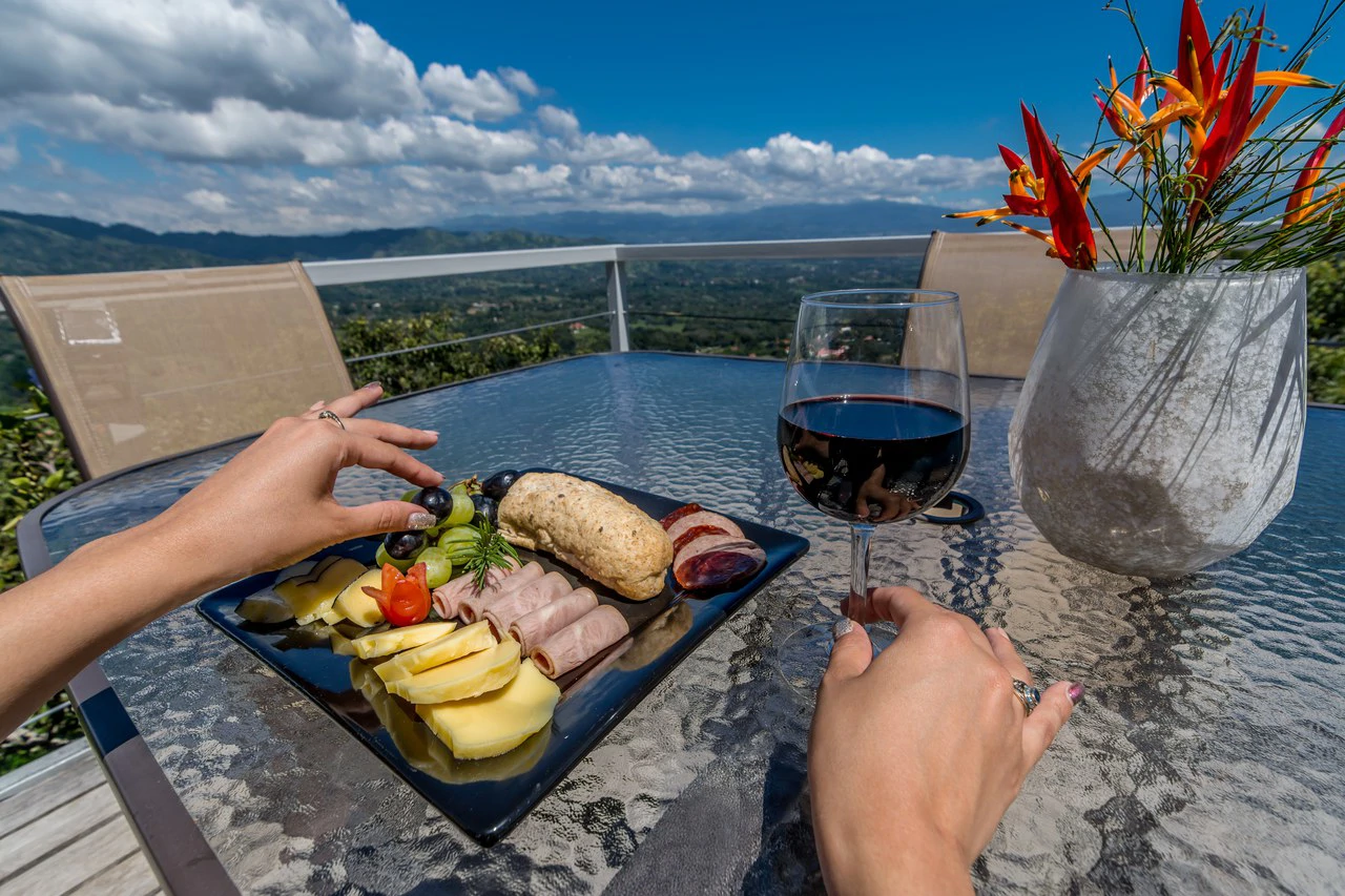 BARONS RESORT BOUTIQUE HOTEL: HOTEL BAR & RESTAURANT - Gallery image 12