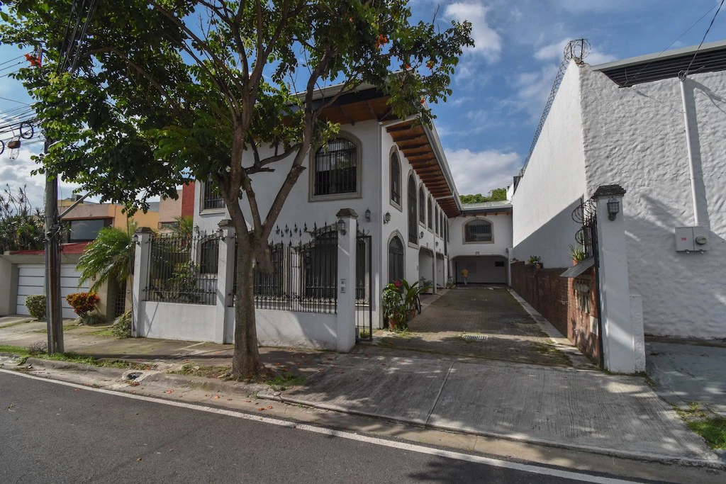 Excelente Oportunidad Propiedad con 2 casas en Trejos Montealegre: House For Sale in Trejos Montealegre